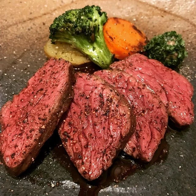 厚切橫隔膜和牛烹調完成的美味呈現