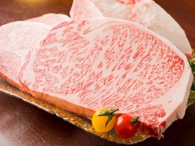 專業炭火燒烤技藝展現和牛極致美味