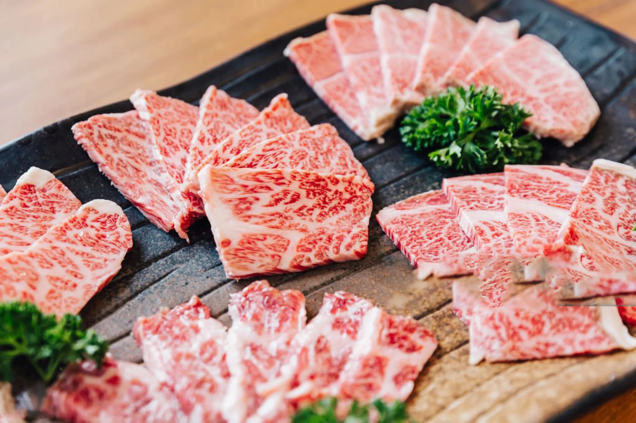 暮煙和牛燒肉的精緻餐桌佈置展現慶祝氛圍