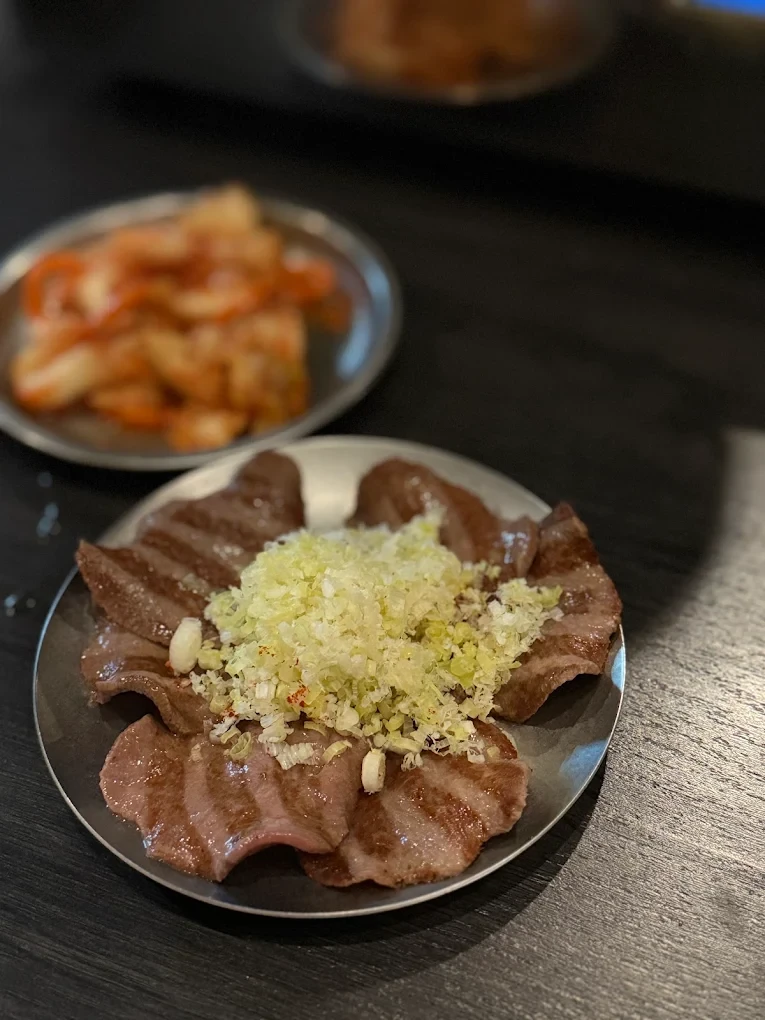 多種和牛部位組合拼盤呈現預算靈活搭配策略