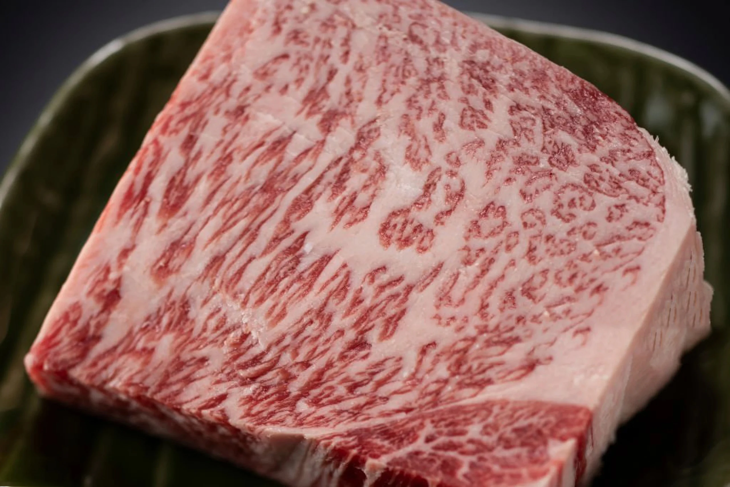 台北暮煙燒肉餐廳優雅的用餐環境與精緻擺盤