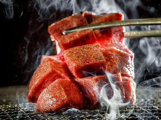 精緻的和牛餐期套餐擺盤展示多種部位